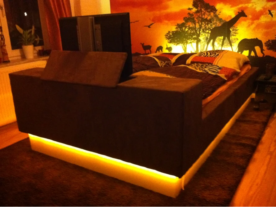 Bett mit integriertem Fernseher und Beleuchtung