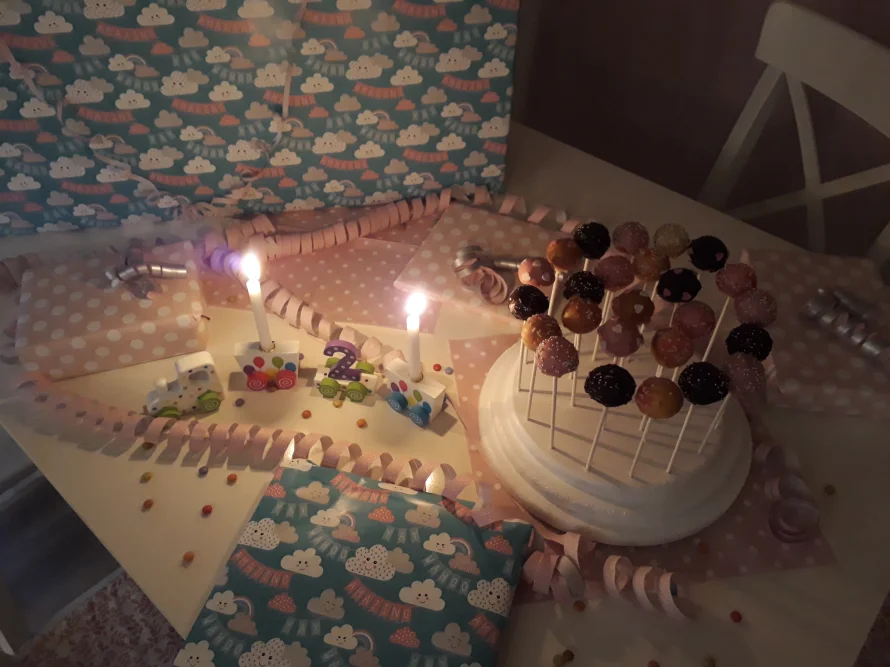 Geburtstagsdeko mit Cake Pops und Kerzen