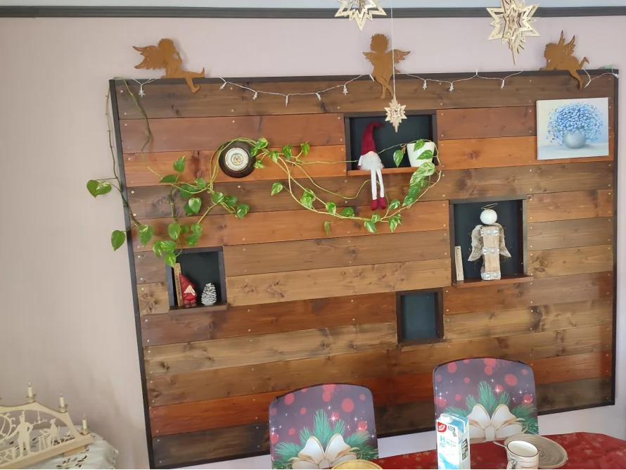 Holzwand mit Dekoration