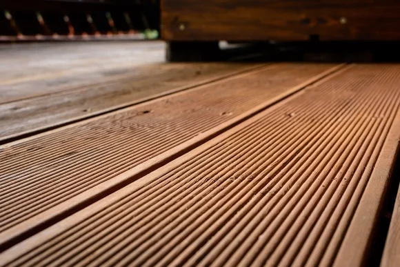 Braune Holzterrasse