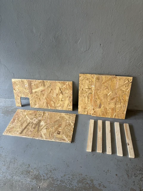 Einzelteile aus Holz für ein Bauprojekt