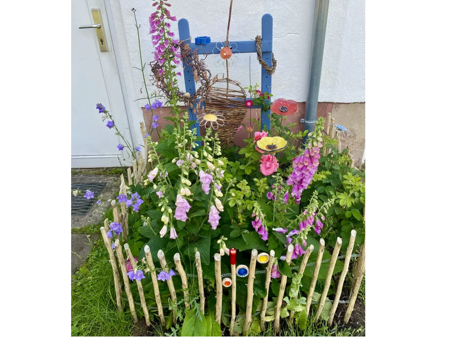 Blumenbeet mit Fingerhut und Glockenblumen