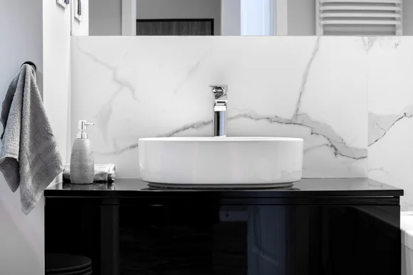 Modernes Waschbecken mit Marmorwand