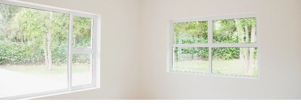 Zwei Fenster mit Blick ins Grüne