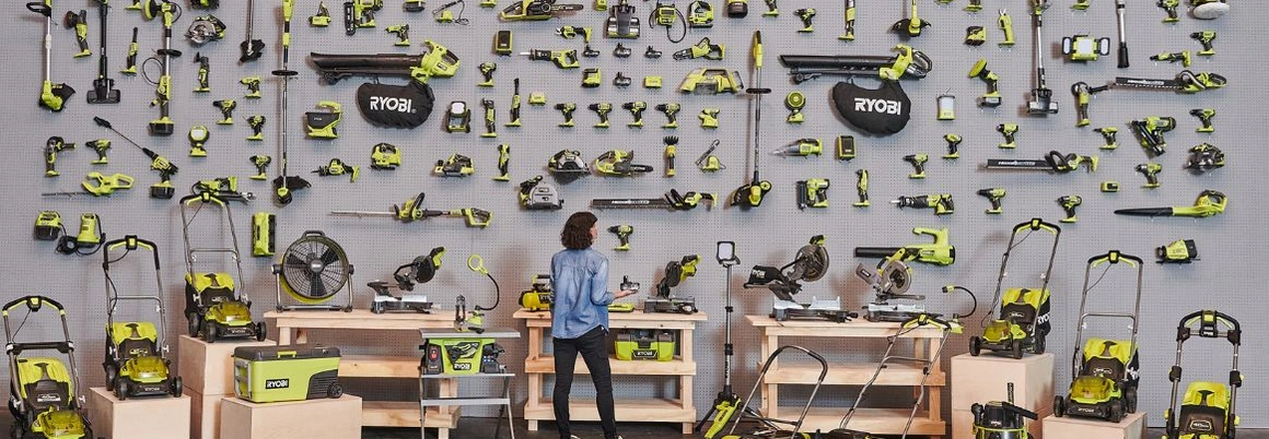 Eine Frau vor einer Wand von RYOBI-Geräten