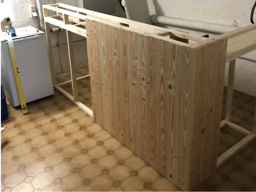 Holzrahmen einer Theke im Bau
