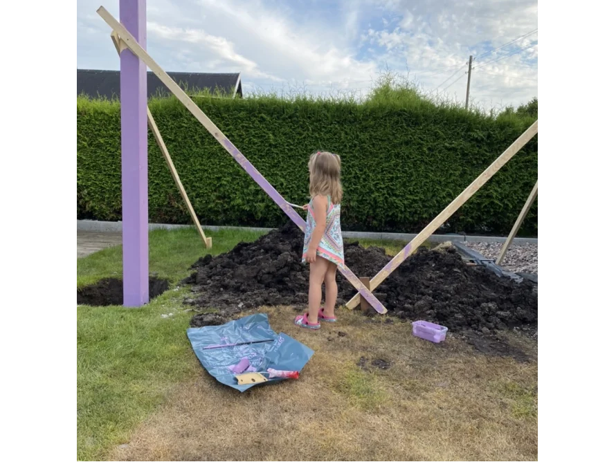 Kind beim Bau eines Gartenhauses