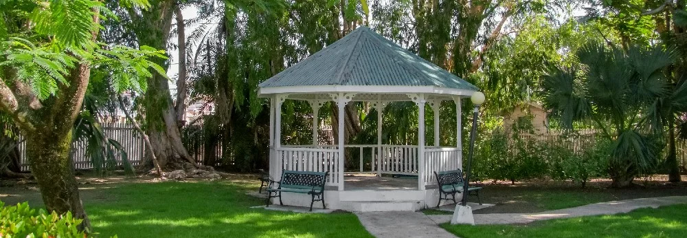 Weißer Pavillon im Garten