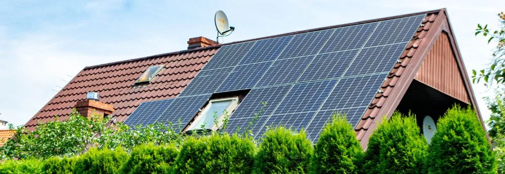 Hausdach mit Solaranlage