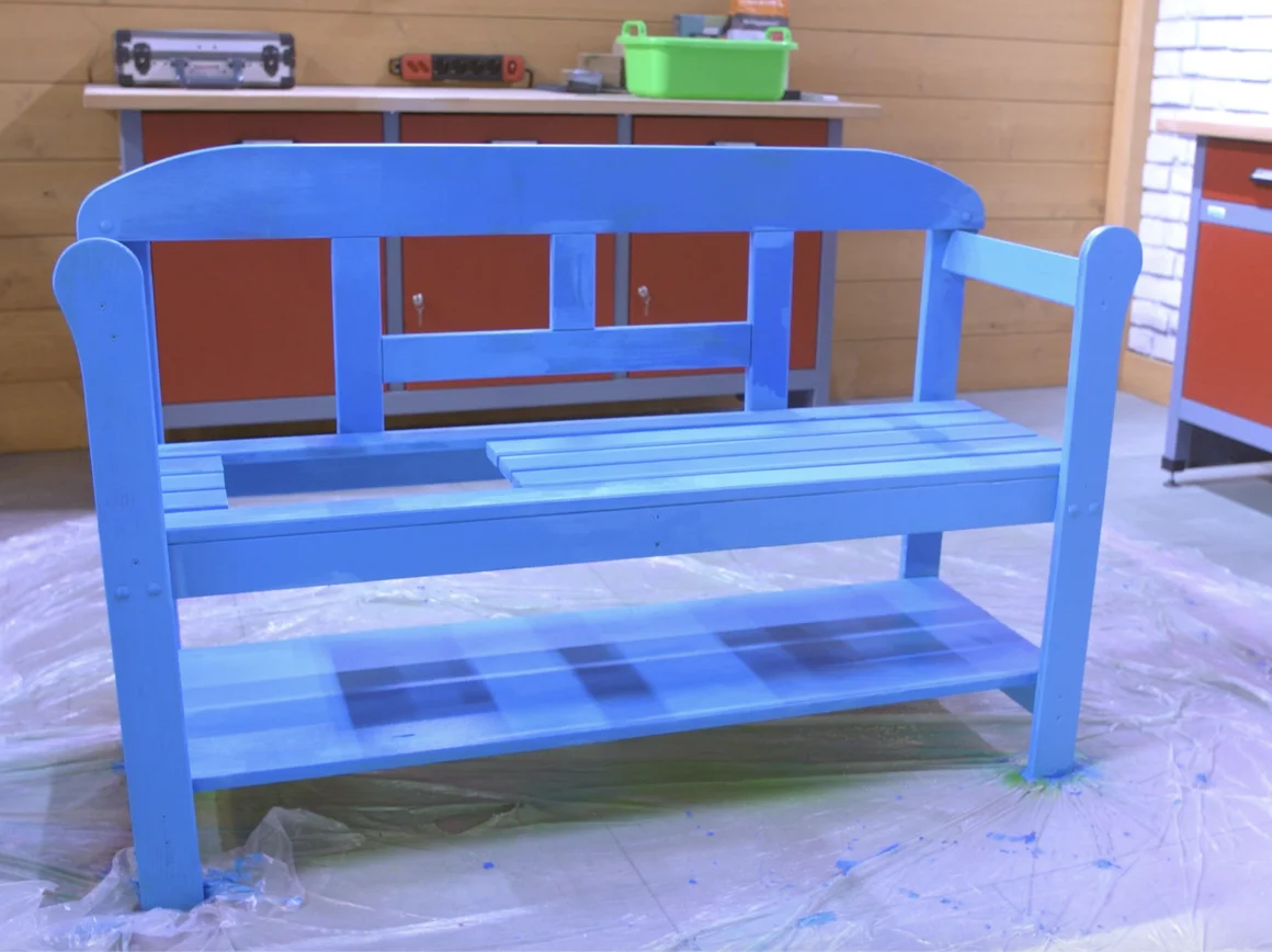 Blaue Holzbank frisch gestrichen