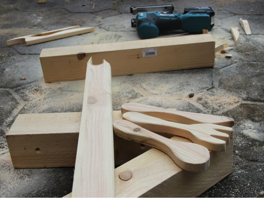 Holzbalken und Holzlöffel mit Stichsäge