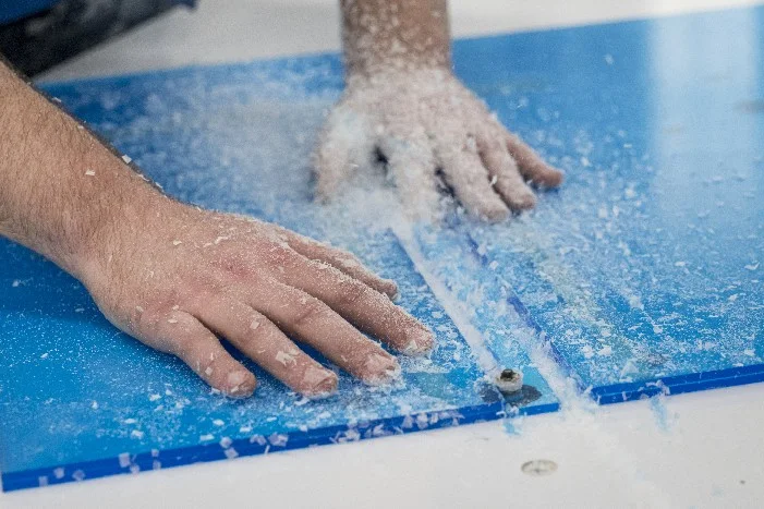 Blaues Acrylglas wird geschnitten