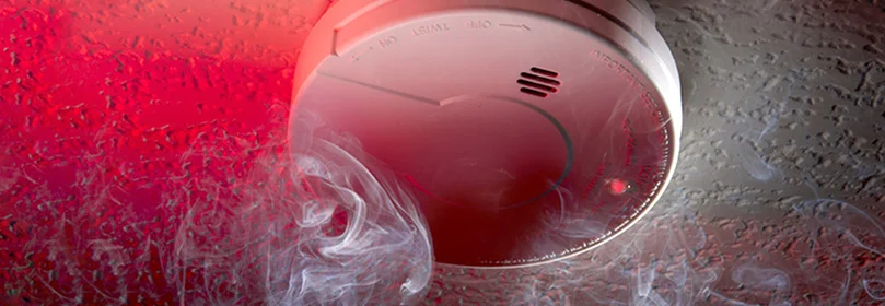 Rauchmelder mit Rauchentwicklung