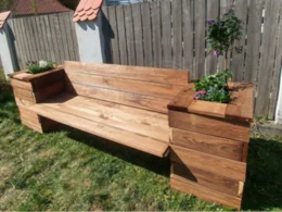 Holzbank mit Blumenkästen