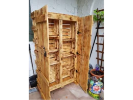 Ein offener Schrank aus Holzpaletten