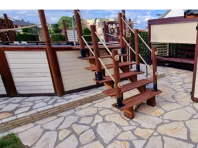 Holztreppe zu einem Aufstellpool