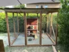 Hühnerstall aus Holz mit Drahtgeflecht