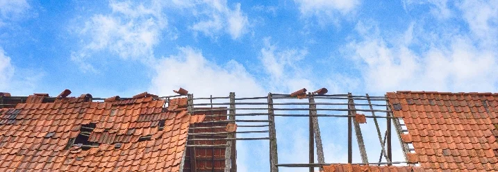 Beschädigtes Dach mit Ziegeln