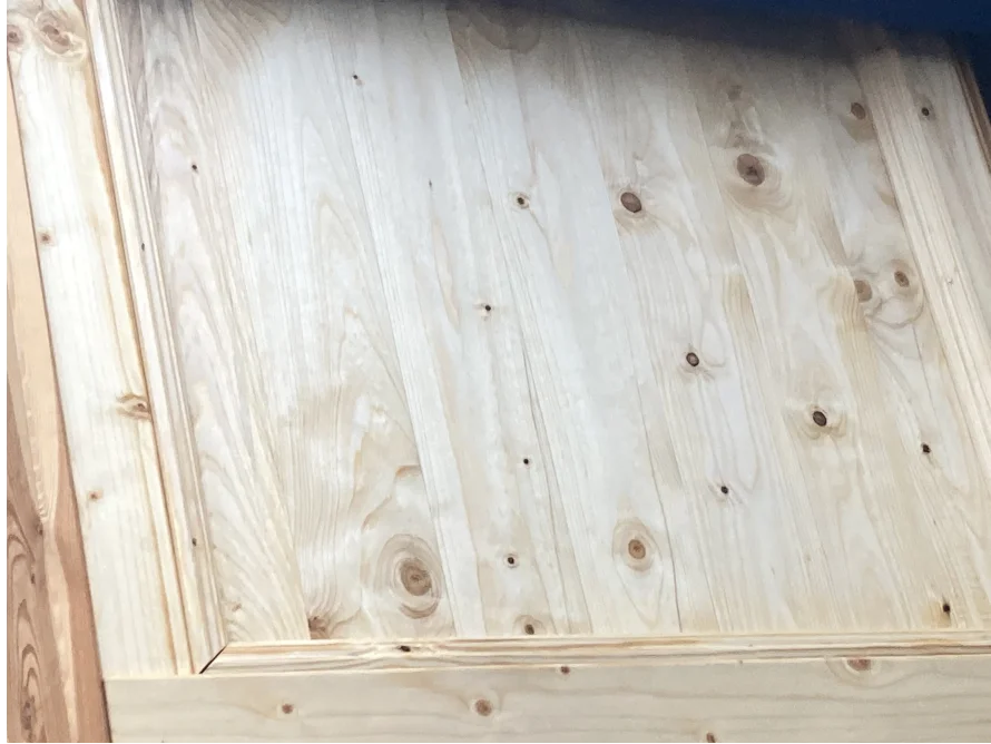 Holzwand mit Rahmen