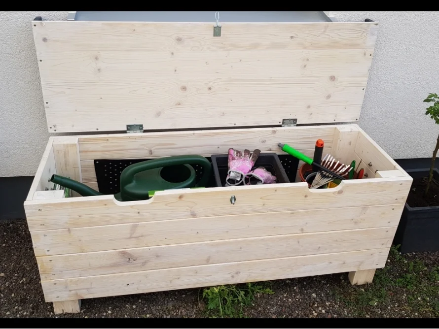 Offene Gartenkiste aus Holz mit Gartengeräten