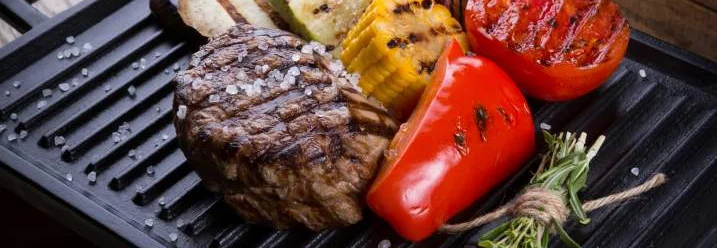 Gegrilltes Steak und Gemüse auf Grillpfanne