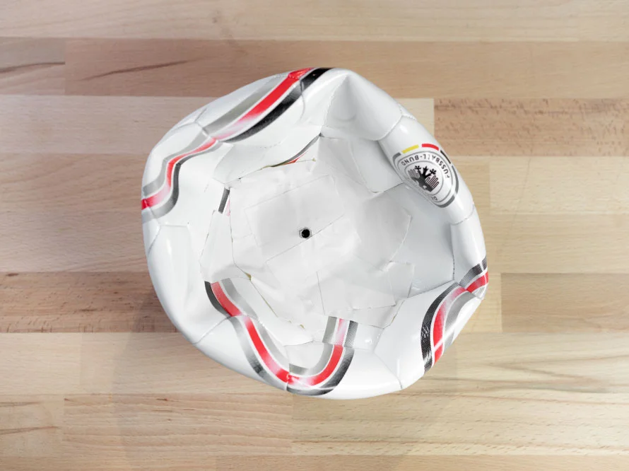 Kaputter Fußball