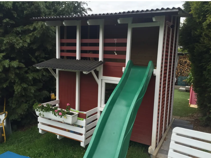 Spielhaus mit Rutsche