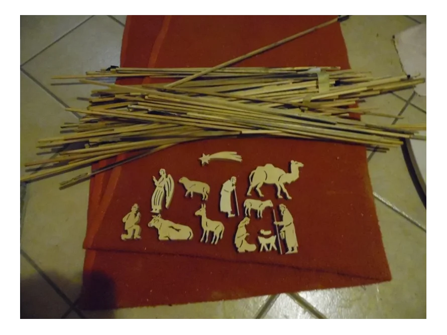 Holzstäbe und Figuren für eine Weihnachtskrippe