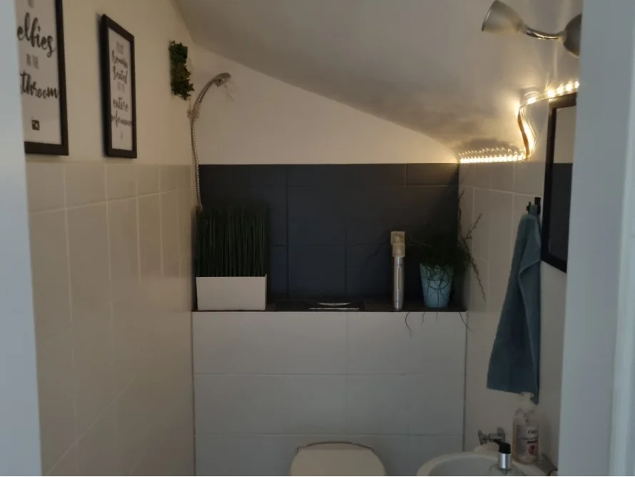 Modernes Badezimmer mit Dachschräge