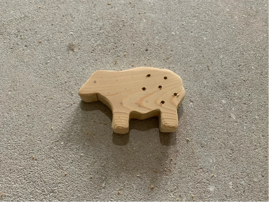 Hölzernes Schaf mit Löchern