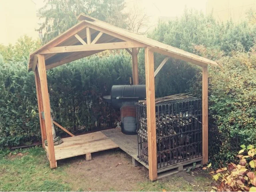 Holzgestell eines Unterstandes mit Grill