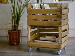 Rollwagen aus Holzkisten mit Büchern
