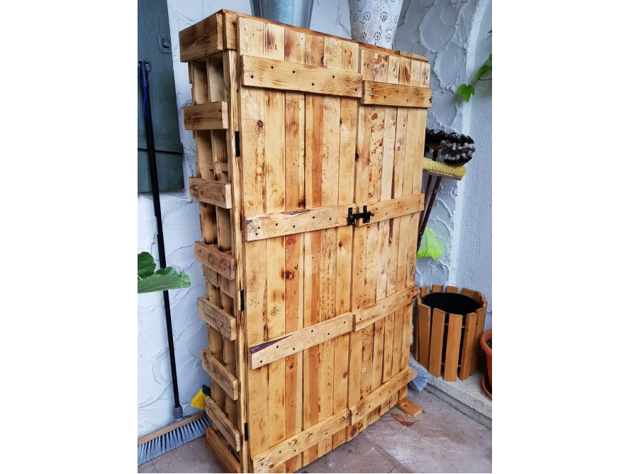 Hochschrank aus Palettenholz mit zwei Türen