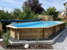 Achteckiger Pool mit Holzrahmen