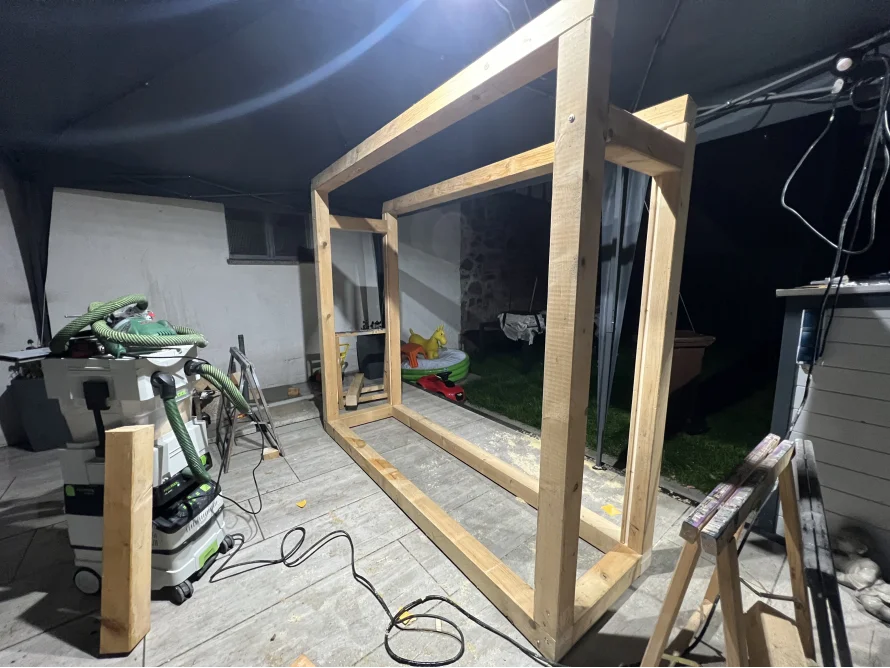 Holzrahmen auf Terrasse
