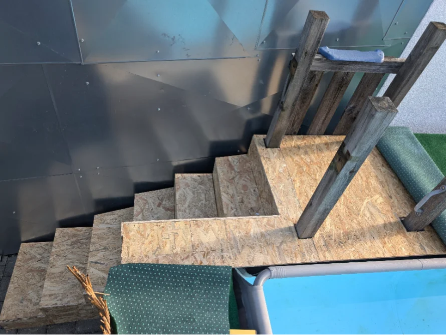 Holztreppe zu einem Pool