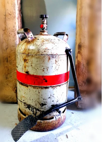 Rostige Gasflasche mit Tretpedal