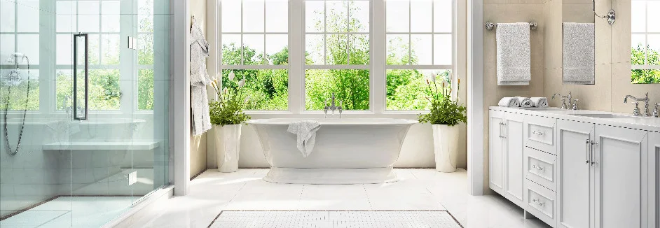 Helles Badezimmer mit Badewanne und Fensterfront