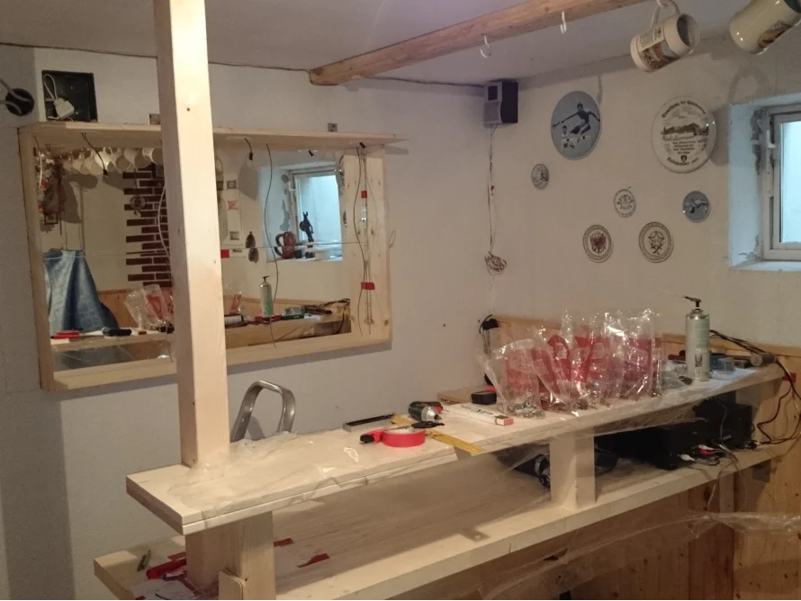 Unfertige Bar aus Holz