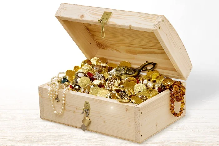 Offene Schatztruhe voller Gold und Schmuck