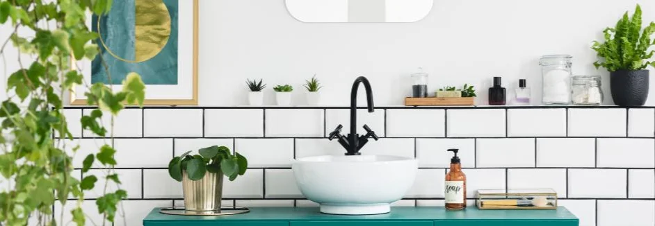 Modernes Badezimmer mit Grünpflanzen