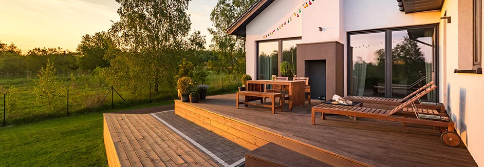 Holzterrasse mit Gartenmöbeln