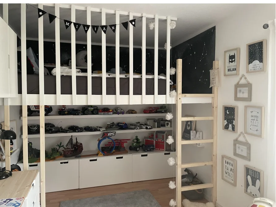 Hochbett mit Leiter und Spielzeugregal darunter