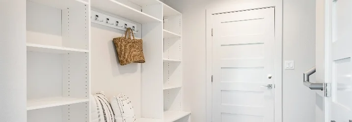 Einbauschrank mit Regalen und einer Kleiderstange.