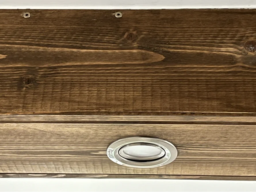 Dunkel gebeiztes Holz