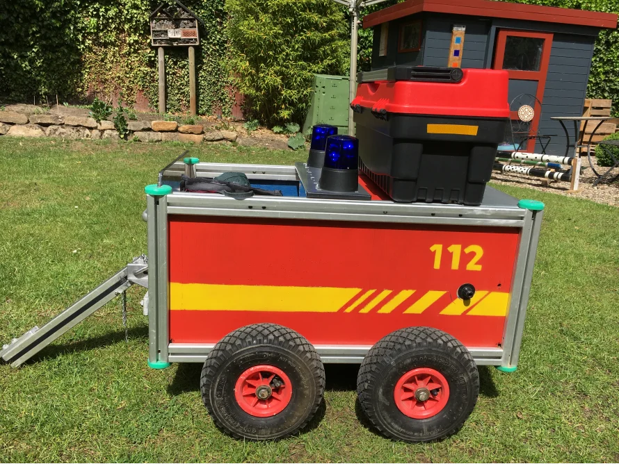 Bollerwagen in rot und gelb mit Werkzeugkasten