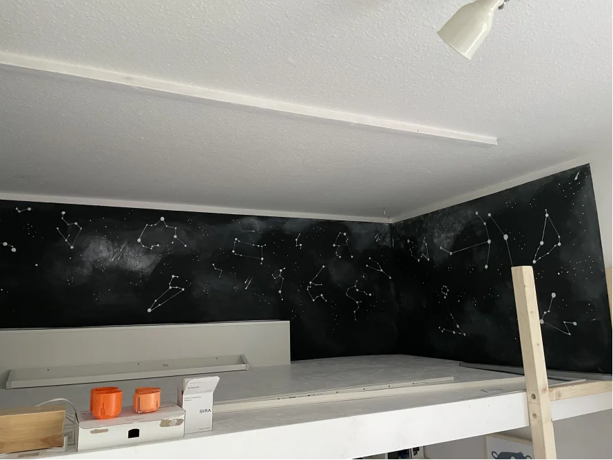 Wand mit Sternenhimmel-Motiv