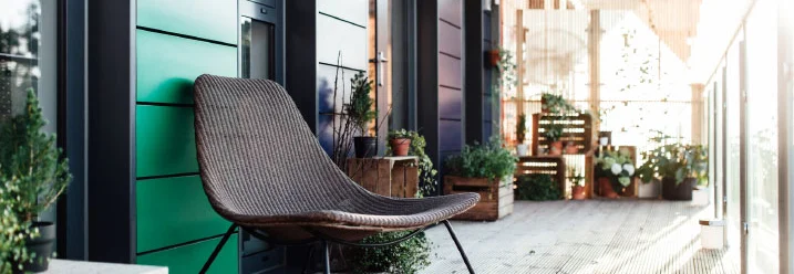 Sonniger Balkon mit Stuhl und Pflanzen