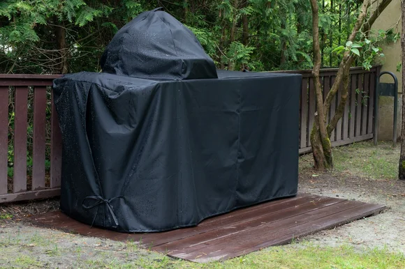 Abgedeckter Grill im Garten