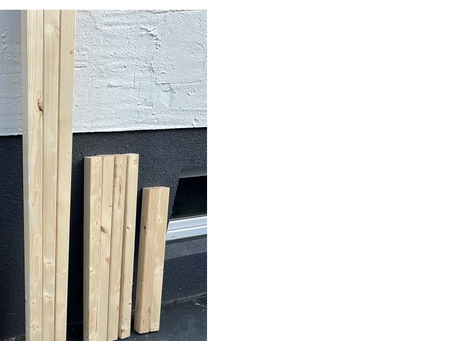 Holzbalken an Hauswand